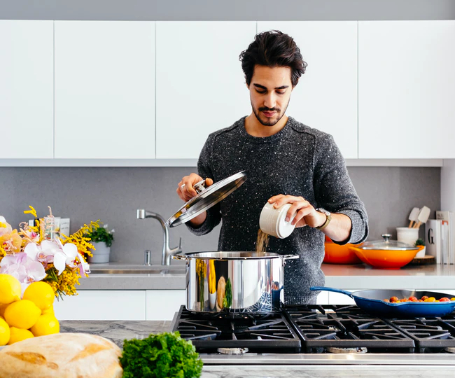 किचन में रखी चीज़ों को खराब होने से बचाएंगे ये टिप्स एंड ट्रिक्स  